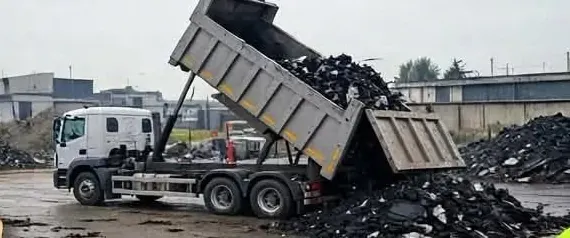 Camion che scarica guaina bituminosa in un piazzale