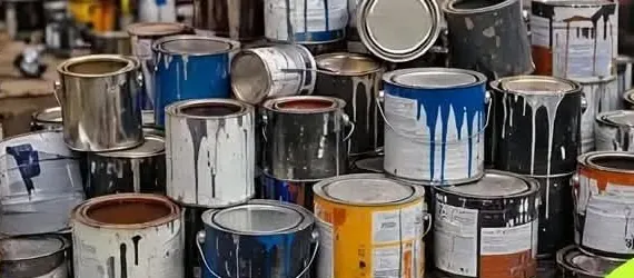 Barattoli di vernice usati
